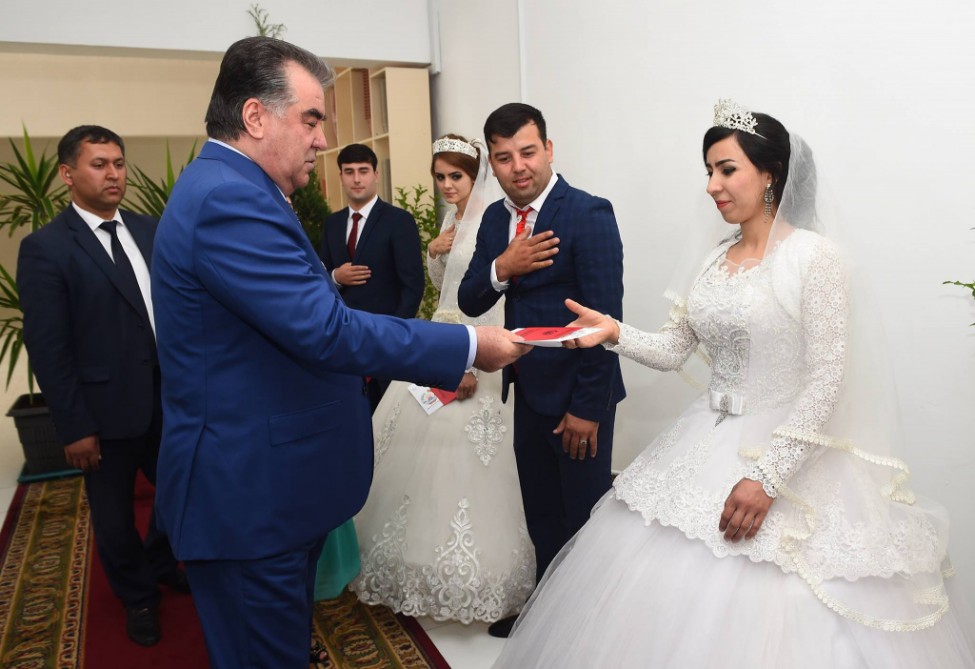 Tacikistan prezidenti bir gündə 50 toyda oldu - Foto