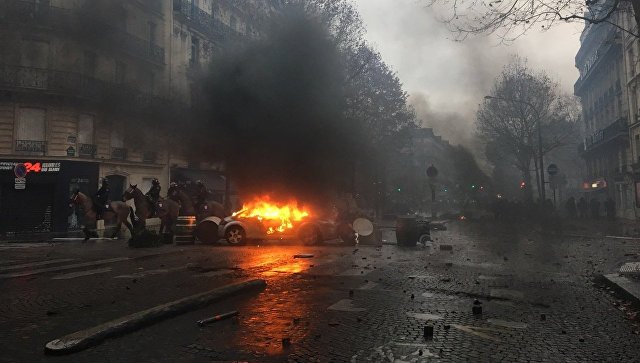 Parisdə iğtişaşçılar vitrinləri sındırıb, mağazalara od vurdu
