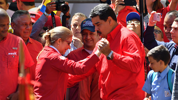 Maduro xanımı ilə belə rəqs etdi -