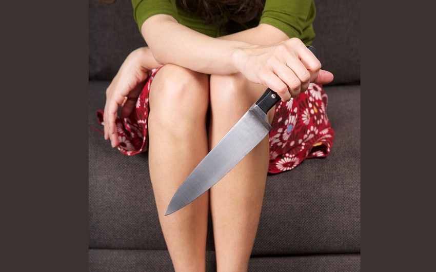 Колет ножом. Девушка держит нож в руке.