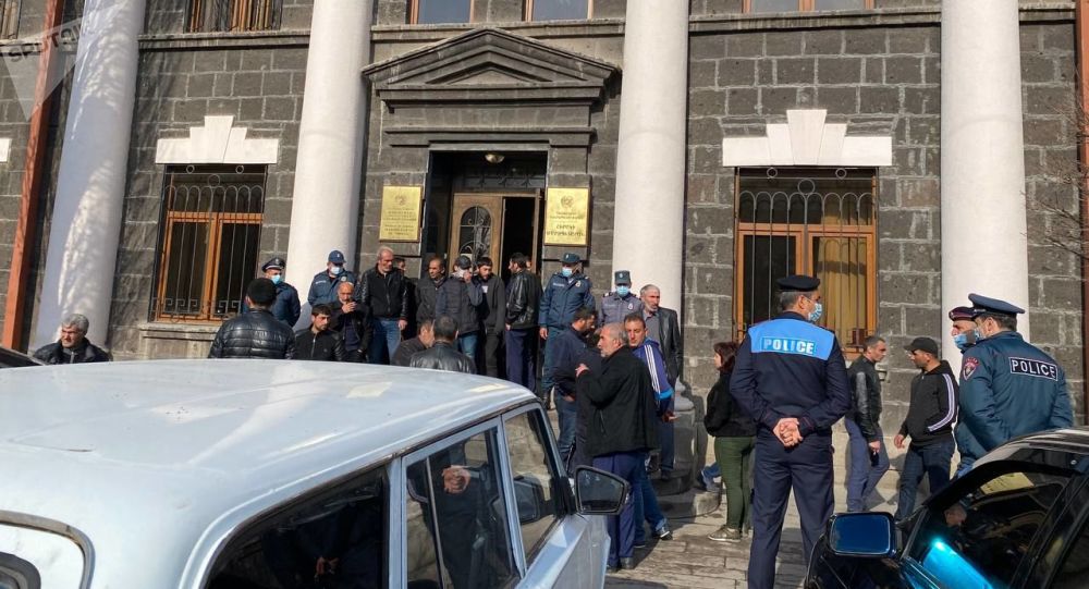 Ermənistanda vətəndaşlar ayağa qalxdı – Polislərə əmr verildi