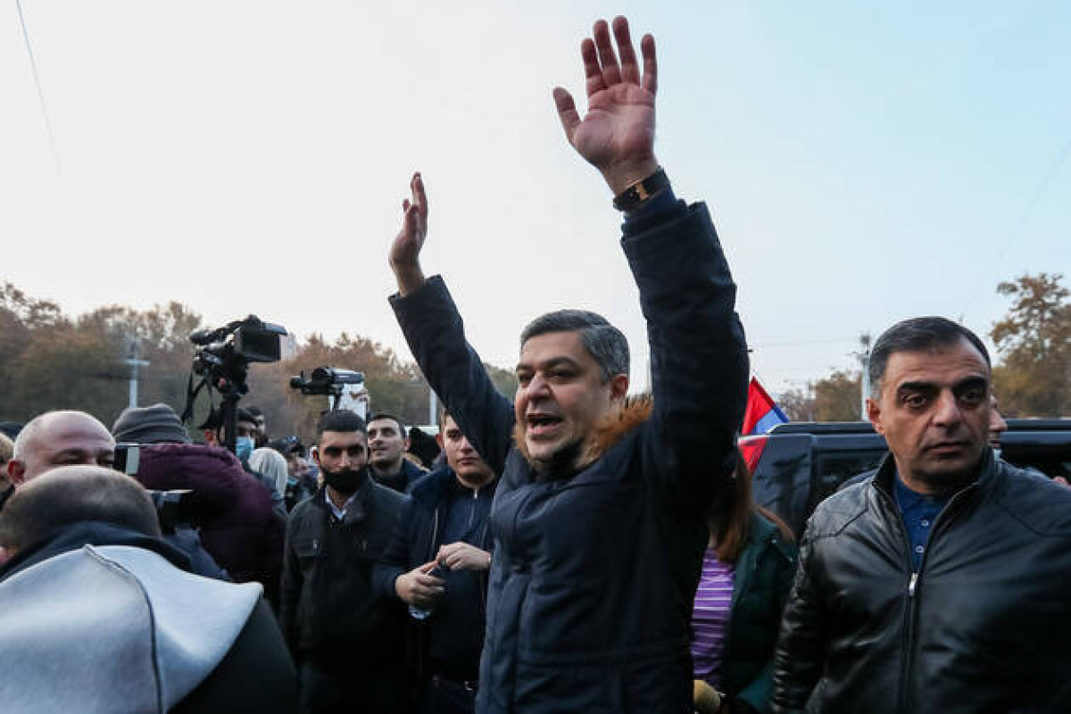 Paşinyan əleyhinə hərəkatının lideri Ermənistandan getdi - Xanımı ilə birlikdə