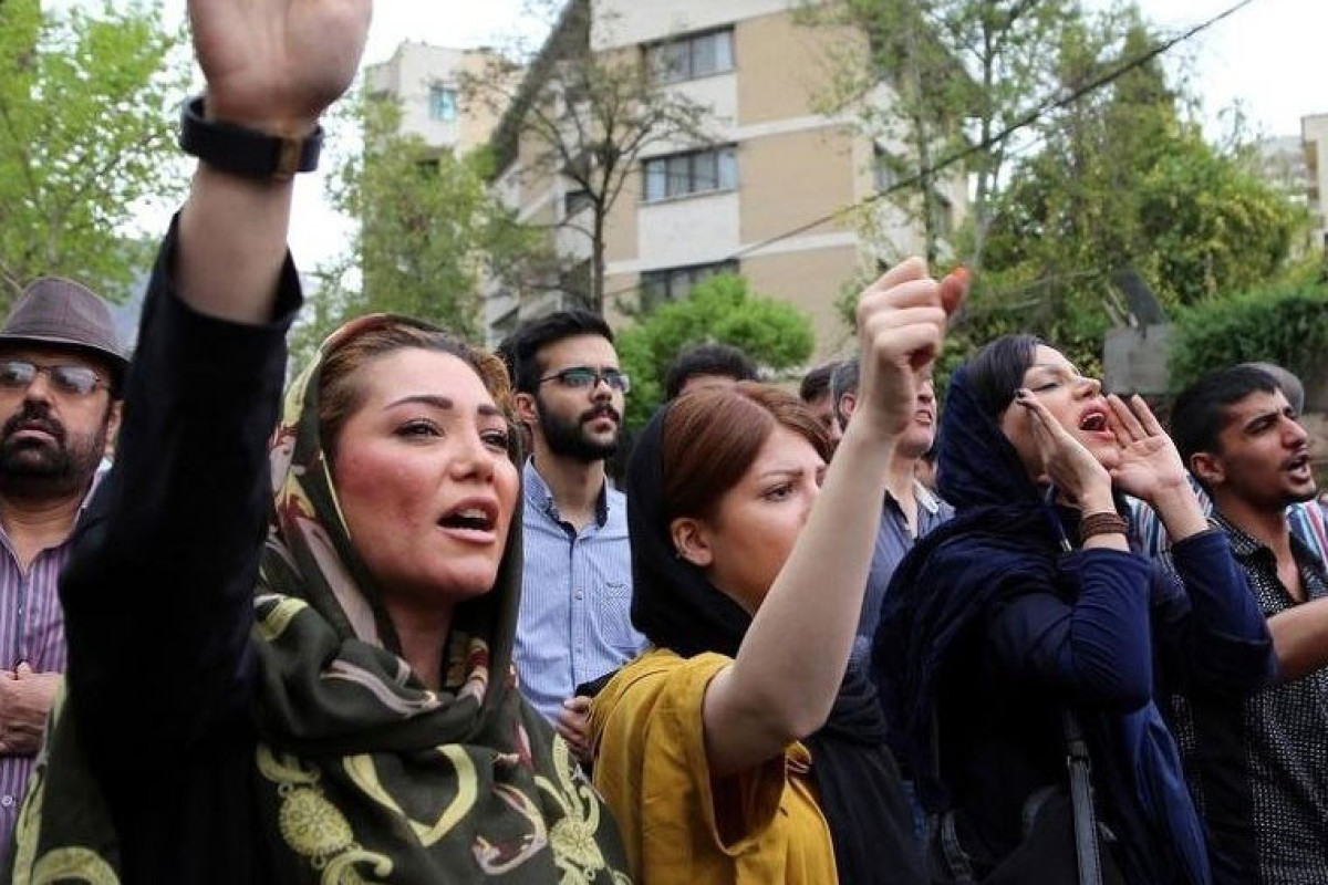 Новости ирана сегодня за последний час. Азербайджан люди. Молодежь Ирана протесты. Женщины в Иране 2023.