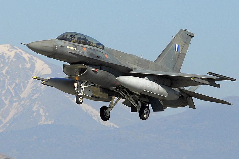 Egeydə hərarətli anlar: Yunanıstanın F-16-sı dənizə düşdü