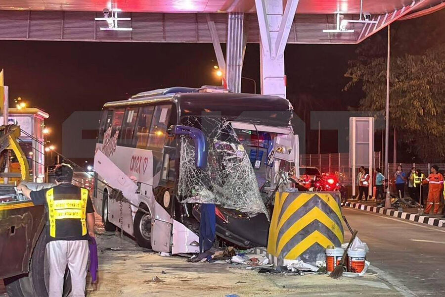 Tailandda turistləri daşıyan avtobus qəzaya uğradı