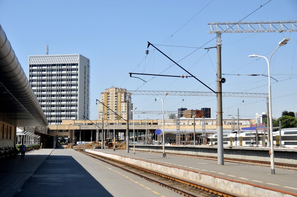 Станция азербайджана. Железнодорожный вокзал Баку. Азербайджан ЖД вокзал. ЖД станция Баку. Дяниз вокзал Баку.