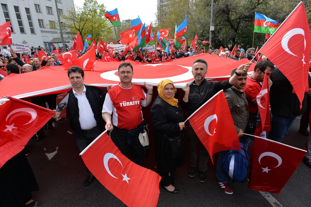 Закрыли диаспору. Турецкая диаспора. Турецкая диаспора в Германии. Берлин турки. Азербайджанцы в Германии.