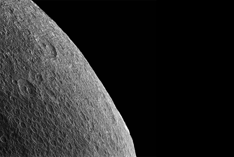 Спутник сатурна буквы. Сатурн серый. Спутник Сатурна небесное тело. Карвел Сатурн серые.