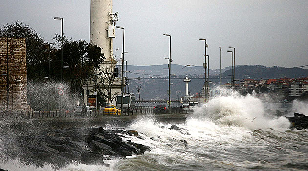 Türkiyədə baş verən güclü fırtına gəmi nəqliyyatının hərəkətini iflic edib