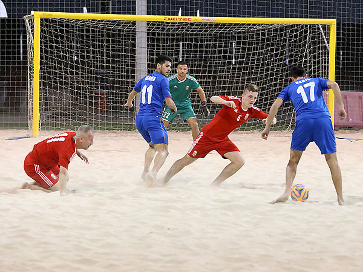 Классический футбол в новом свете. Пляжный футбол. Футбол на песке. Пляжный футбол фото. Песочный футбол.